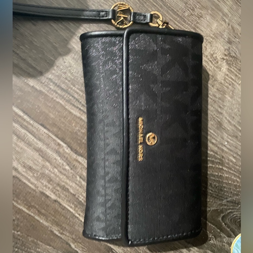 New Micheal Kors wallet large charm phone wristlet